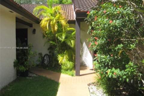 Touwnhouse à vendre à Miami, Floride: 3 chambres, 99.41 m2 № 2078862 - photo 2