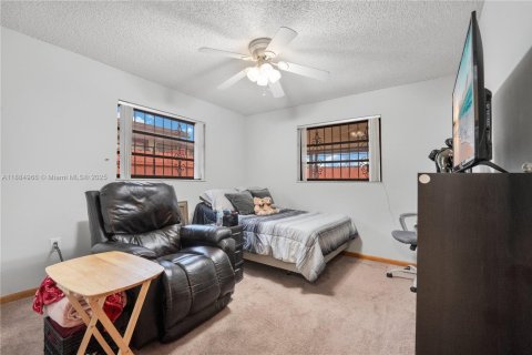 Casa en venta en Hialeah, Florida, 3 dormitorios, 120.03 m2 № 1993359 - foto 11