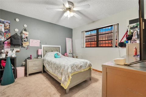 Casa en venta en Hialeah, Florida, 3 dormitorios, 120.03 m2 № 1993359 - foto 10