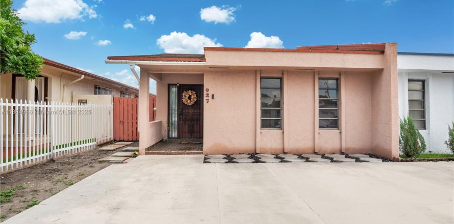 Casa en Hialeah, Florida 3 dormitorios, 120.03 m2 № 1993359