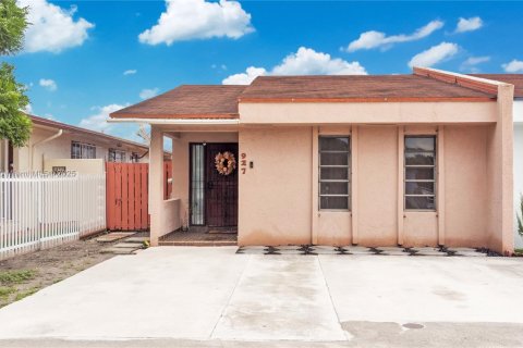 Casa en venta en Hialeah, Florida, 3 dormitorios, 120.03 m2 № 1993359 - foto 17