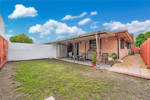 Casa en venta en Hialeah, Florida, 3 dormitorios, 120.03 m2 № 1993359 - foto 15
