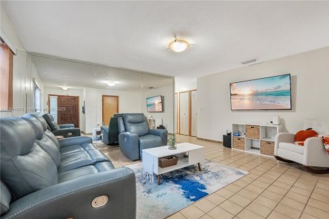 Casa en venta en Hialeah, Florida, 3 dormitorios, 120.03 m2 № 1993359 - foto 2
