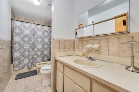 Casa en venta en Hialeah, Florida, 3 dormitorios, 120.03 m2 № 1993359 - foto 9