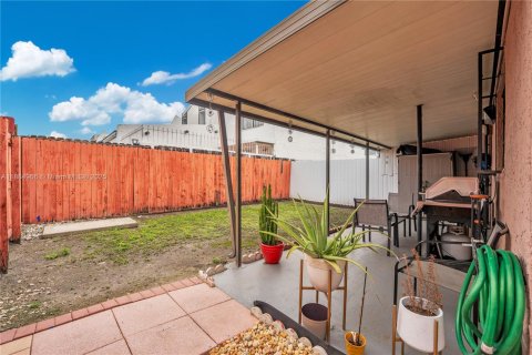 Casa en venta en Hialeah, Florida, 3 dormitorios, 120.03 m2 № 1993359 - foto 16