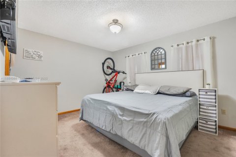 Casa en venta en Hialeah, Florida, 3 dormitorios, 120.03 m2 № 1993359 - foto 8