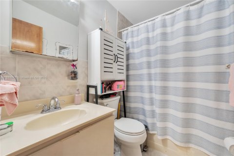 Casa en venta en Hialeah, Florida, 3 dormitorios, 120.03 m2 № 1993359 - foto 12