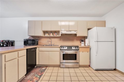 Casa en venta en Hialeah, Florida, 3 dormitorios, 120.03 m2 № 1993359 - foto 6