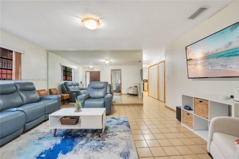 Casa en venta en Hialeah, Florida, 3 dormitorios, 120.03 m2 № 1993359 - foto 4