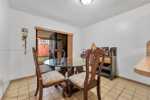 Casa en venta en Hialeah, Florida, 3 dormitorios, 120.03 m2 № 1993359 - foto 7