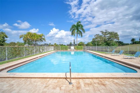 House in Tamarac, Florida 3 bedrooms, 191.66 sq.m. № 1816540 - photo 2