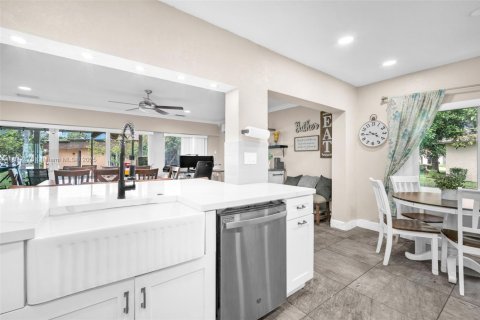 House in Tamarac, Florida 3 bedrooms, 191.66 sq.m. № 1816540 - photo 16