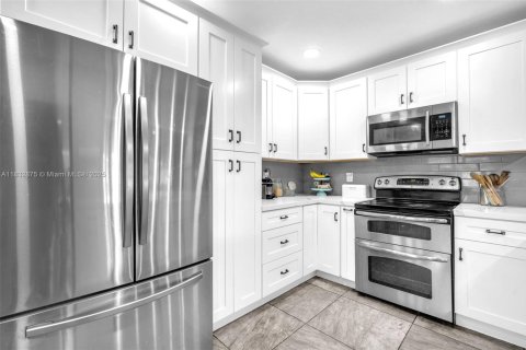 House in Tamarac, Florida 3 bedrooms, 191.66 sq.m. № 1816540 - photo 13