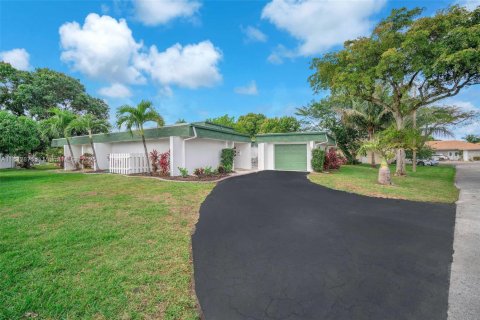 House in Tamarac, Florida 3 bedrooms, 191.66 sq.m. № 1816540 - photo 1