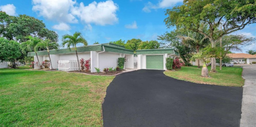House in Tamarac, Florida 3 bedrooms, 191.66 sq.m. № 1816540