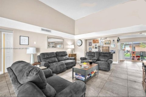 House in Tamarac, Florida 3 bedrooms, 191.66 sq.m. № 1816540 - photo 3