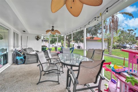 House in Tamarac, Florida 3 bedrooms, 191.66 sq.m. № 1816540 - photo 20