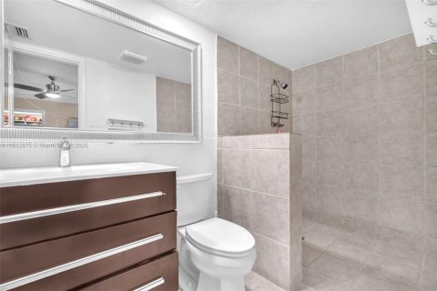 House in Tamarac, Florida 3 bedrooms, 191.66 sq.m. № 1816540 - photo 18