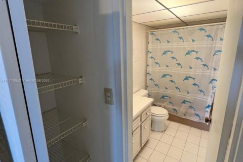 Condo in North Miami, Florida, 1 bedroom  № 1862065 - photo 3