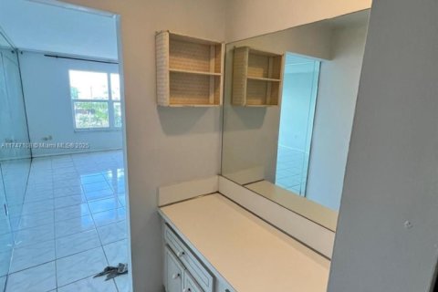 Condo in North Miami, Florida, 1 bedroom  № 1862065 - photo 5