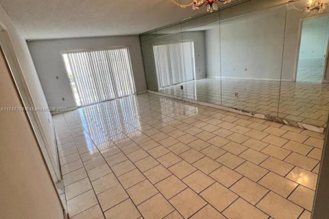 Condo in North Miami, Florida, 1 bedroom  № 1862065 - photo 7