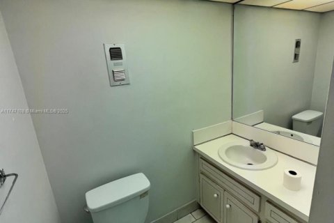 Condo in North Miami, Florida, 1 bedroom  № 1862065 - photo 9