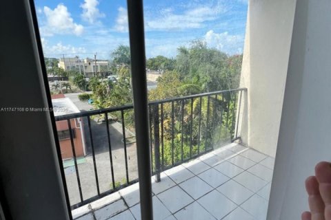 Condo in North Miami, Florida, 1 bedroom  № 1862065 - photo 6