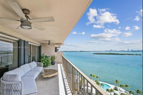 Condo in Miami, Florida, 2 bedrooms  № 1897362 - photo 1
