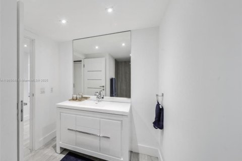 Condo in Miami, Florida, 2 bedrooms  № 1897362 - photo 7