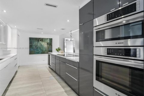 Condo in Miami, Florida, 2 bedrooms  № 1897362 - photo 4