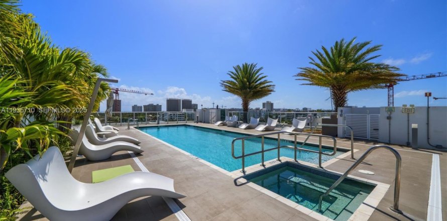 Condo in Bay Harbor Islands, Florida, 2 bedrooms  № 2088815