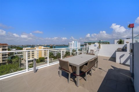 Condo in Bay Harbor Islands, Florida, 2 bedrooms  № 2088815 - photo 16