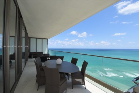 Снять в аренду кондоминиум в Санни-Айлс-Бич, Флорида 3 спальни, 210.98м2, № 1963352 - фото 2