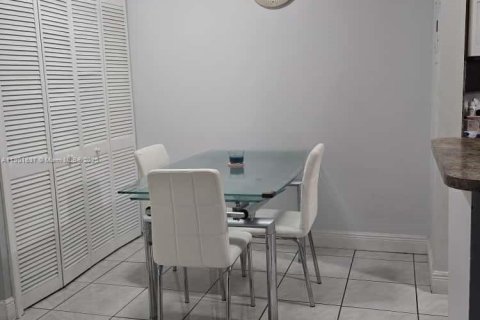 Condominio en alquiler en Miami, Florida, 2 dormitorios, 83.24 m2 № 1953509 - foto 13