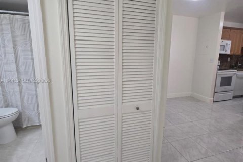 Condominio en alquiler en Miami, Florida, 2 dormitorios, 83.24 m2 № 1953509 - foto 22