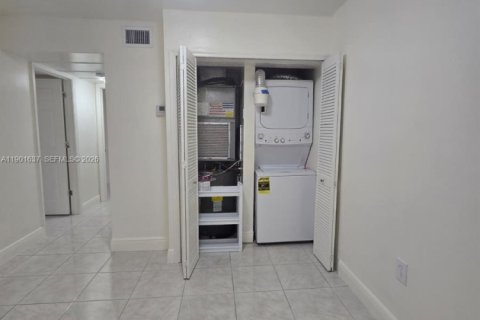 Condominio en alquiler en Miami, Florida, 2 dormitorios, 83.24 m2 № 1953509 - foto 28