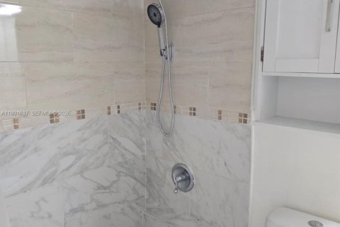 Condominio en alquiler en Miami, Florida, 2 dormitorios, 83.24 m2 № 1953509 - foto 13
