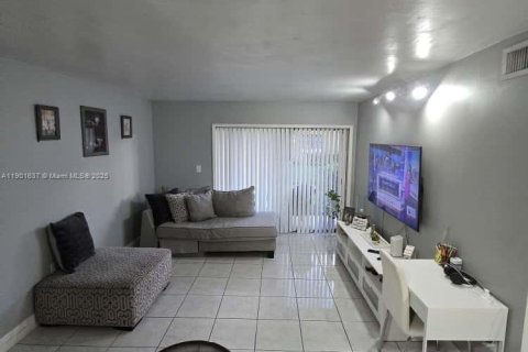 Condominio en alquiler en Miami, Florida, 2 dormitorios, 83.24 m2 № 1953509 - foto 9