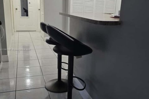 Condominio en alquiler en Miami, Florida, 2 dormitorios, 83.24 m2 № 1953509 - foto 14
