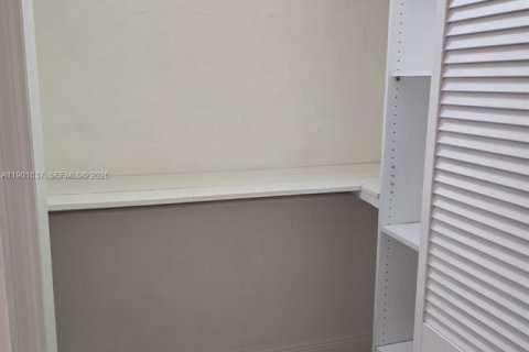 Condominio en alquiler en Miami, Florida, 2 dormitorios, 83.24 m2 № 1953509 - foto 15