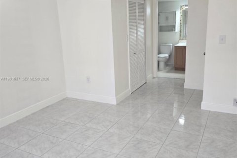 Condominio en alquiler en Miami, Florida, 2 dormitorios, 83.24 m2 № 1953509 - foto 16