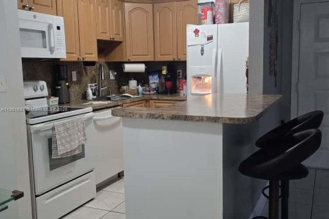 Condominio en alquiler en Miami, Florida, 2 dormitorios, 83.24 m2 № 1953509 - foto 12