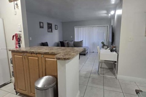 Condominio en alquiler en Miami, Florida, 2 dormitorios, 83.24 m2 № 1953509 - foto 10