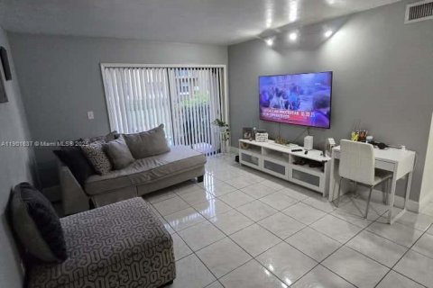 Condominio en alquiler en Miami, Florida, 2 dormitorios, 83.24 m2 № 1953509 - foto 7