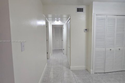 Condominio en alquiler en Miami, Florida, 2 dormitorios, 83.24 m2 № 1953509 - foto 30