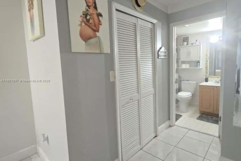 Condominio en alquiler en Miami, Florida, 2 dormitorios, 83.24 m2 № 1953509 - foto 26