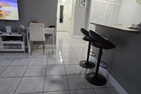 Condominio en alquiler en Miami, Florida, 2 dormitorios, 83.24 m2 № 1953509 - foto 15