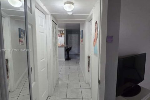 Condominio en alquiler en Miami, Florida, 2 dormitorios, 83.24 m2 № 1953509 - foto 22