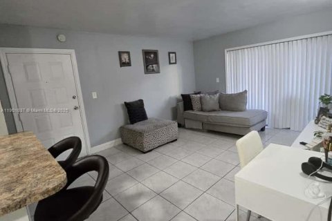 Condominio en alquiler en Miami, Florida, 2 dormitorios, 83.24 m2 № 1953509 - foto 8