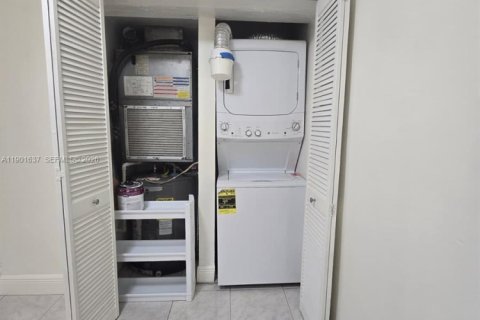 Condominio en alquiler en Miami, Florida, 2 dormitorios, 83.24 m2 № 1953509 - foto 27